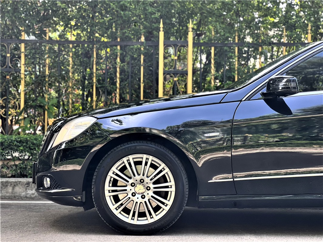 MERCEDES-BENZ